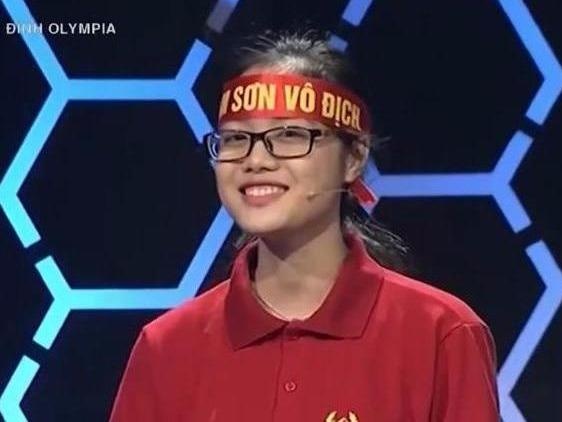 Nu sinh dung 11/11 cau khoi dong Olympia do DH Ngoai thuong hinh anh