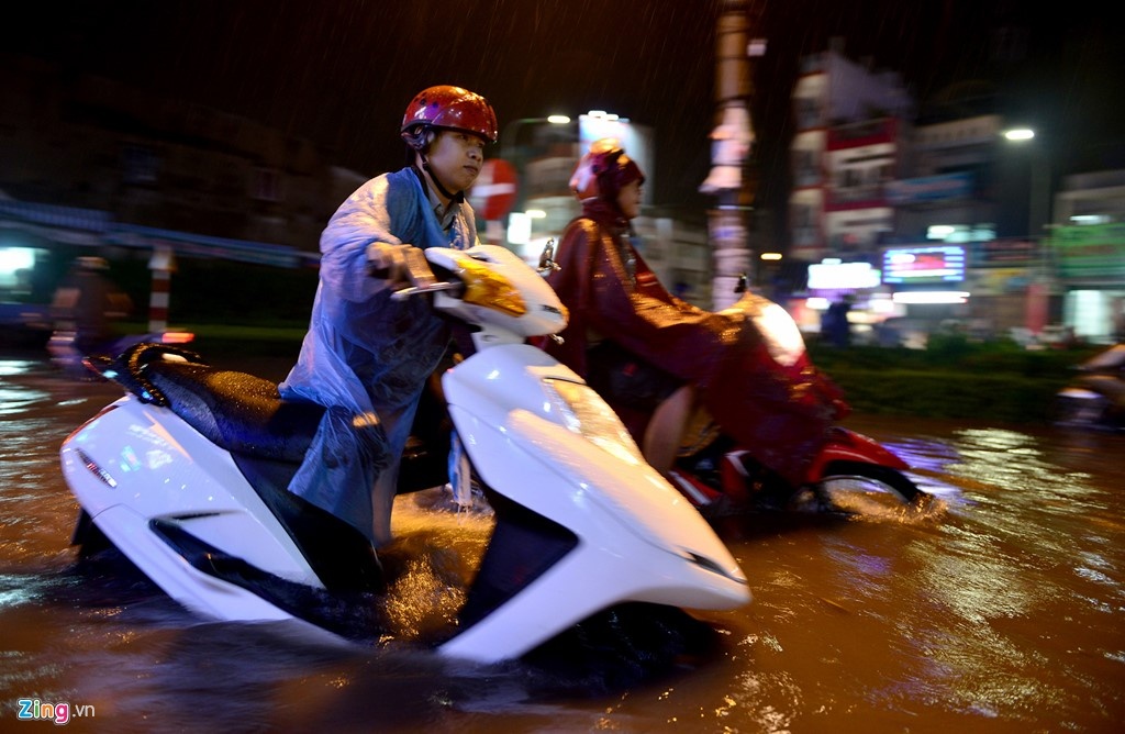 Nguoi Sai Gon tot bung giua con mua ngap hinh anh