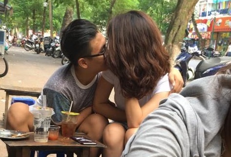 Doi ban tre vo tu than mat giua quan tra chanh hinh anh