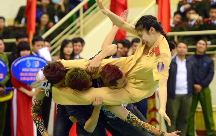 Nu sinh canh sat ha guc 3 thanh nien duoc thang ham hinh anh