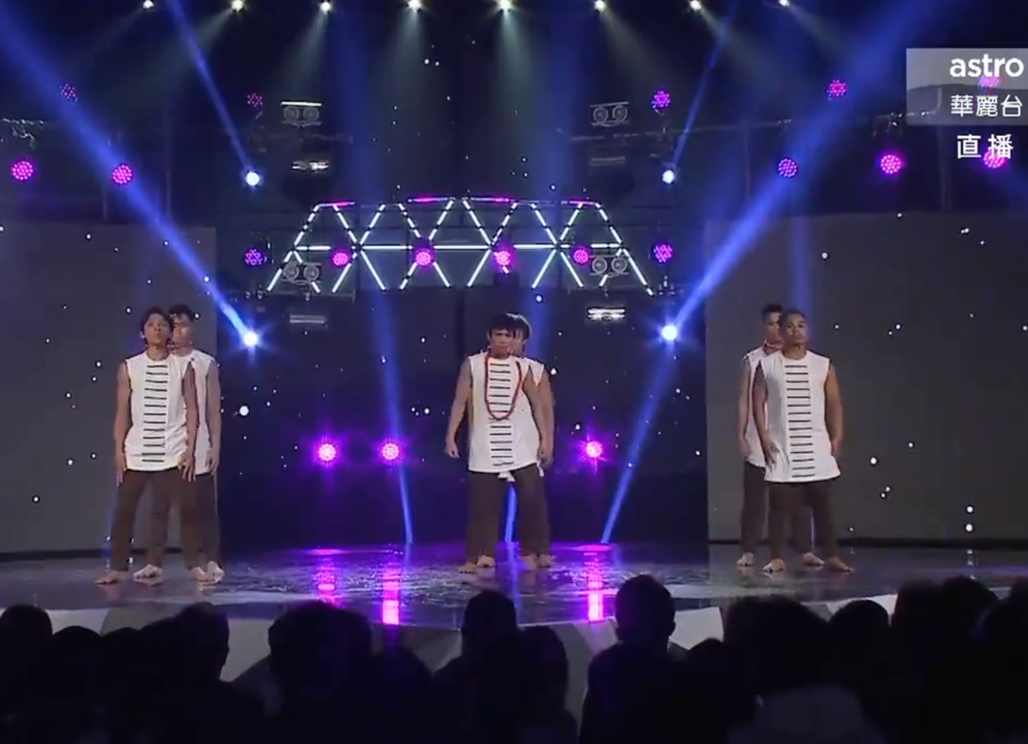 Bai bieu dien cua Urban Clown tren nen nhac 