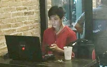 Gioi tre thuc xuyen dem ngoi ca phe o Sai Gon hinh anh