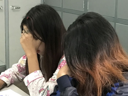 Thieu nu danh ban, bat liem chan bat khoc tai tru so cong an hinh anh