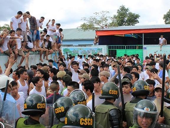Trai long cua can bo trung tam cai nghien bi dap pha hinh anh