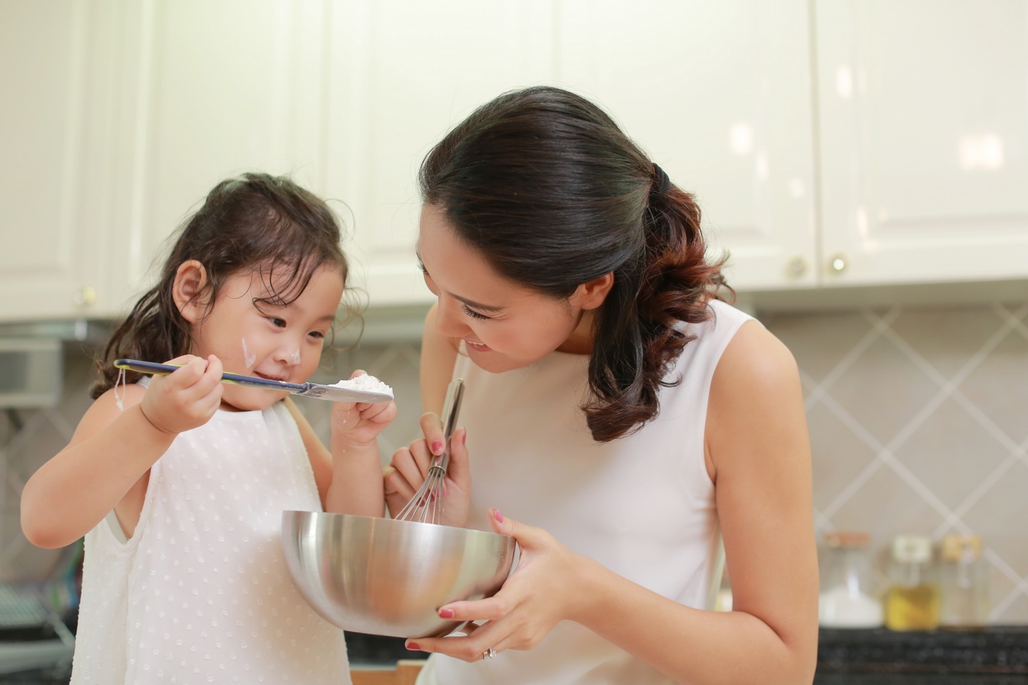 Con gai khong biet canh cua nau rau day, cac me noi gi? hinh anh