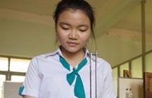 Nu sinh truong huyen sang che phanh dien tu hinh anh