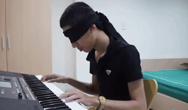 Chang trai bit mat choi dan: 'Mac ke ai noi minh song ao' hinh anh