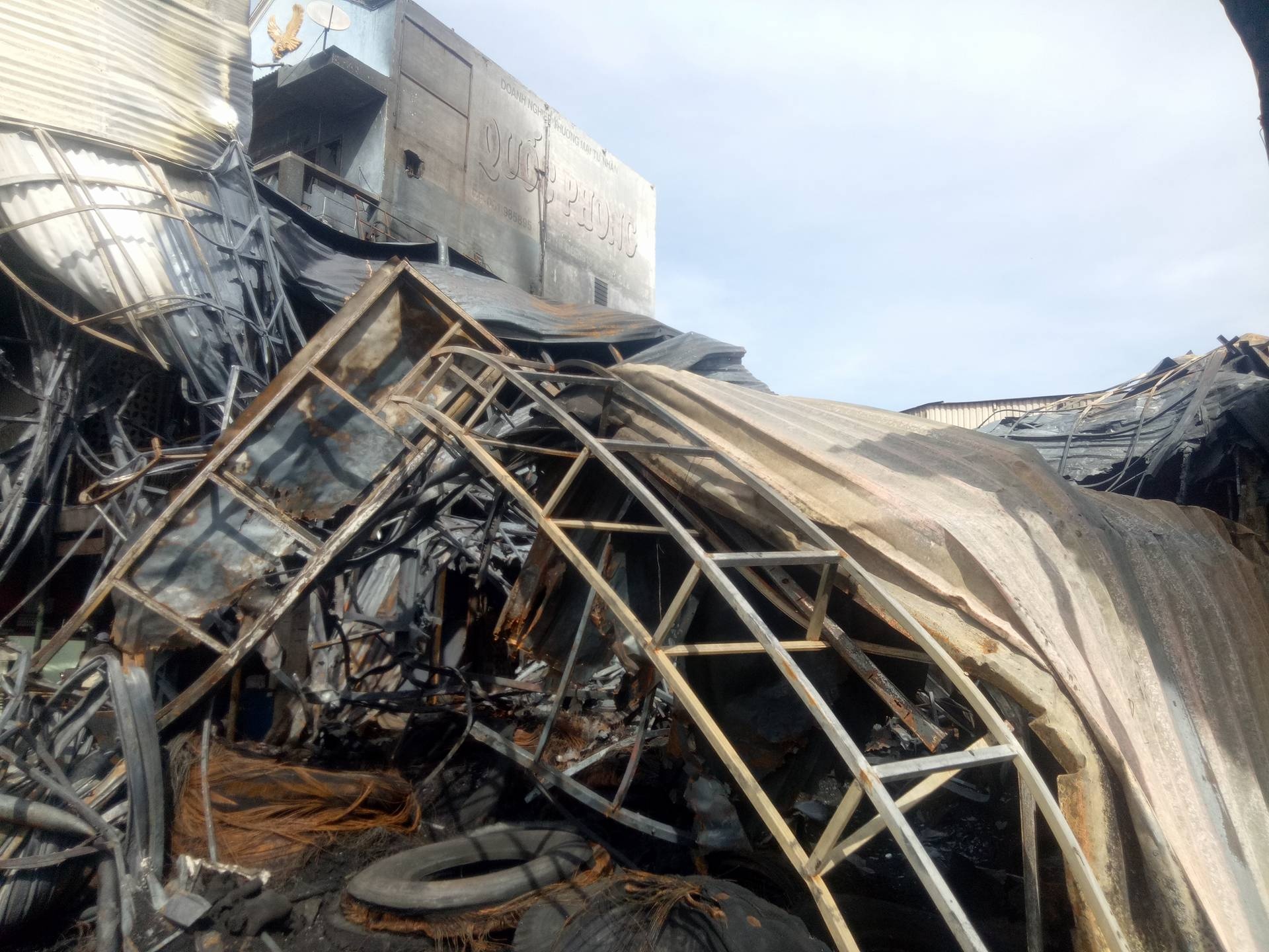 Giay phut nguoi cha dam do cua cuu vo con thoat chet chay hinh anh