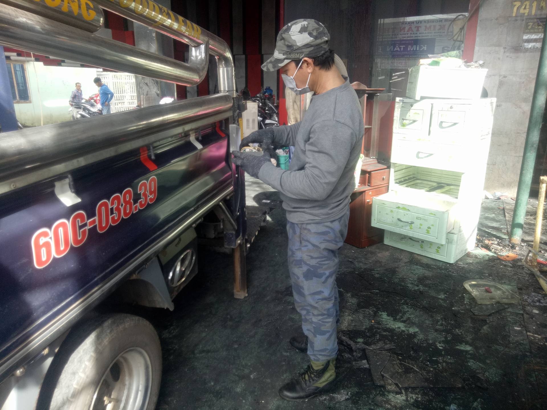 Cha đâm lai xe cứu vợ con thoát cháy ảnh 1 Cha dam lai xe cuu vo con thoat chay anh 1