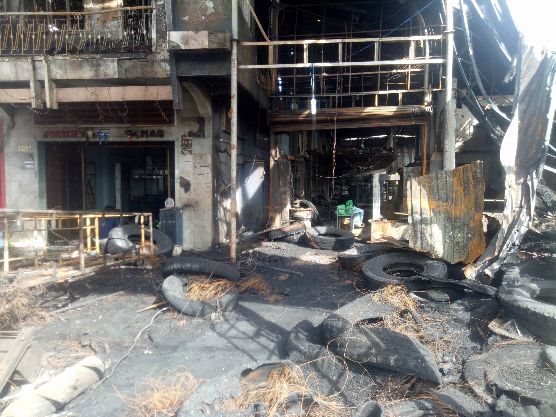 Cha đâm lai xe cứu vợ con thoát cháy ảnh 2 Cha dam lai xe cuu vo con thoat chay anh 2