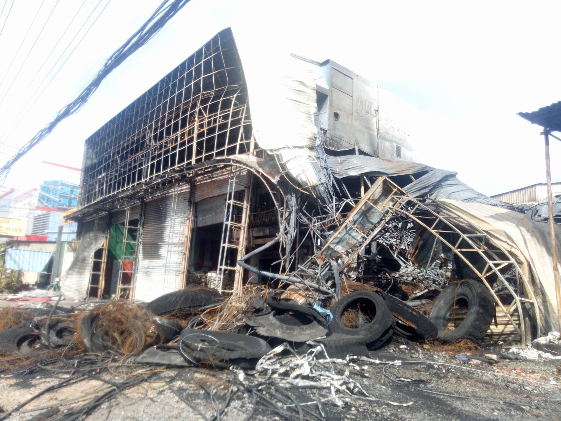 Cha đâm lai xe cứu vợ con thoát cháy ảnh 3 Cha dam lai xe cuu vo con thoat chay anh 3