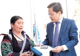 Co gai thoi hon vao tho cam Ta Phin hinh anh