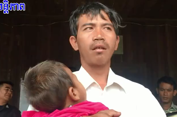 Canh sat Campuchia toi gia dinh nan nhan 2 tuoi bi bao hanh hinh anh