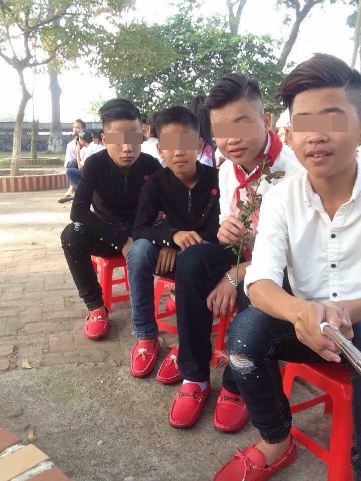 đi giày đỏ ảnh 2 di giay do anh 2