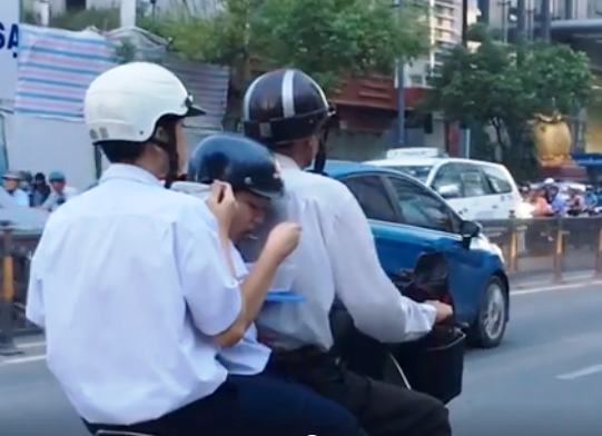 Ăn tối trên xe máy ảnh 2 An toi tren xe may anh 2