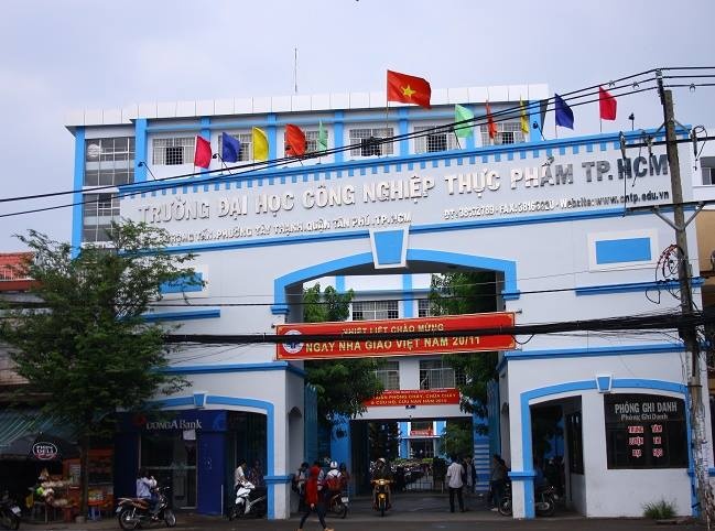 Sinh vien lo lang vi truong yeu cau dong hoc phi dot ngot hinh anh
