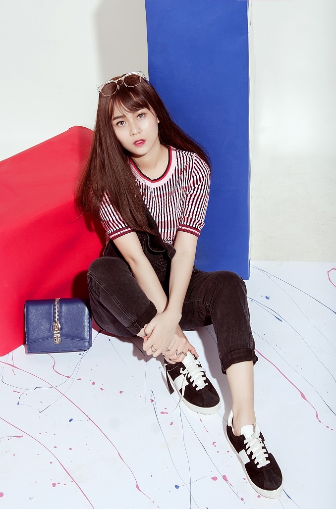 Nữ game thủ nhận nút Play mạ bạc ảnh 2 Nu game thu nhan nut Play ma bac anh 2