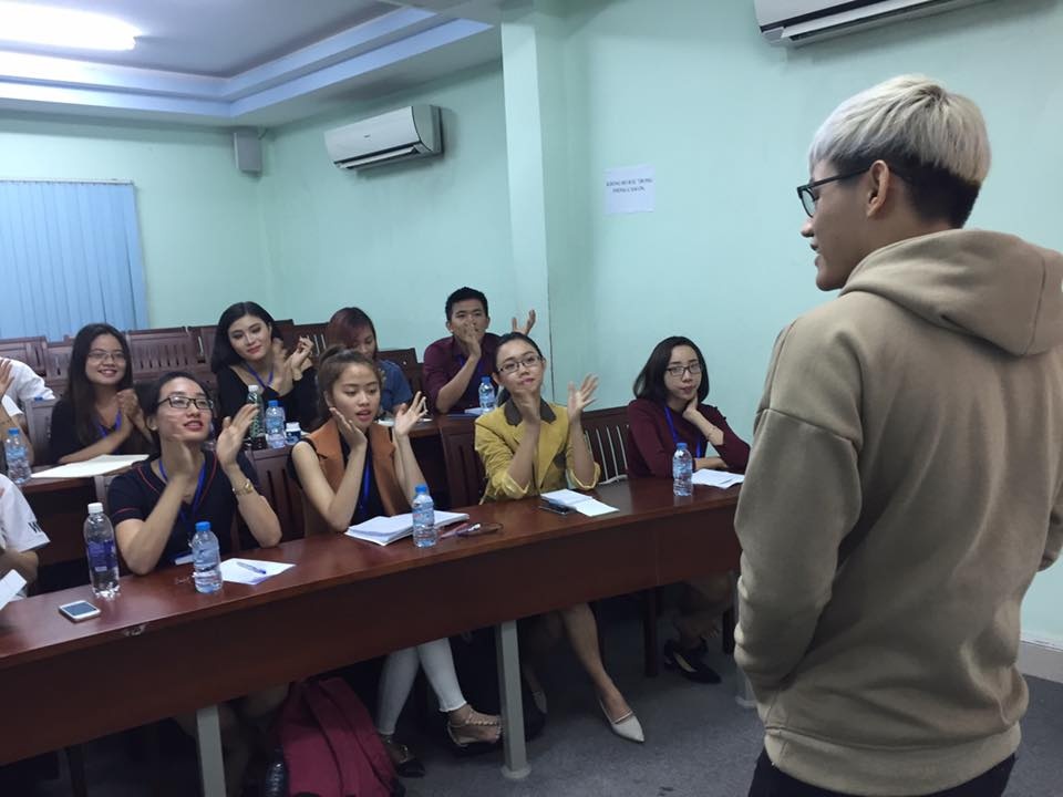 Lớp học MC ảnh 2 Lop hoc MC anh 2