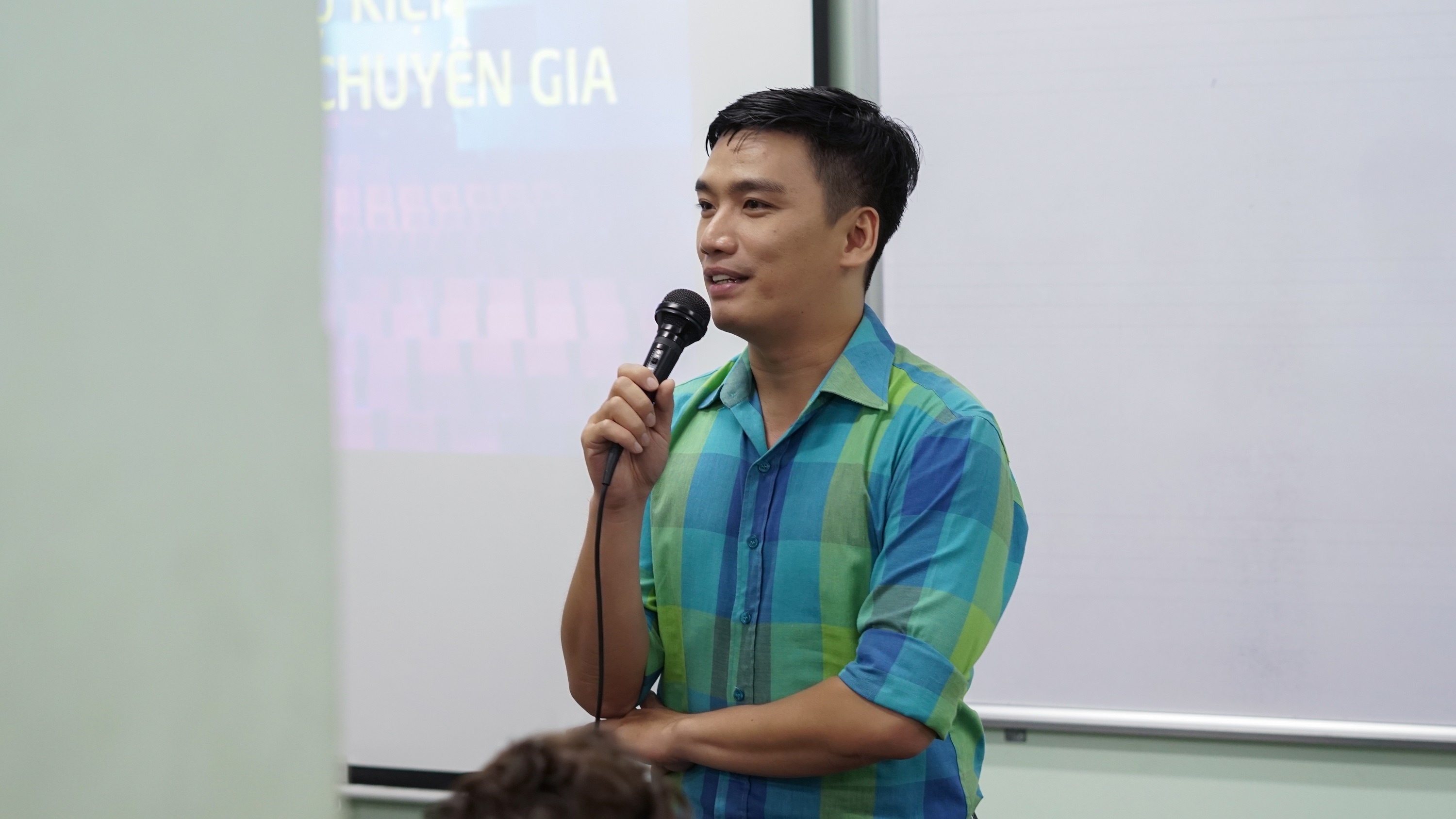 Lớp học MC ảnh 1 Lop hoc MC anh 1