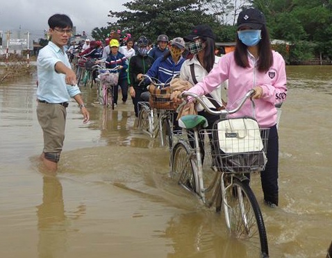 De sat lo, thay tro loi nuoc toi truong hinh anh