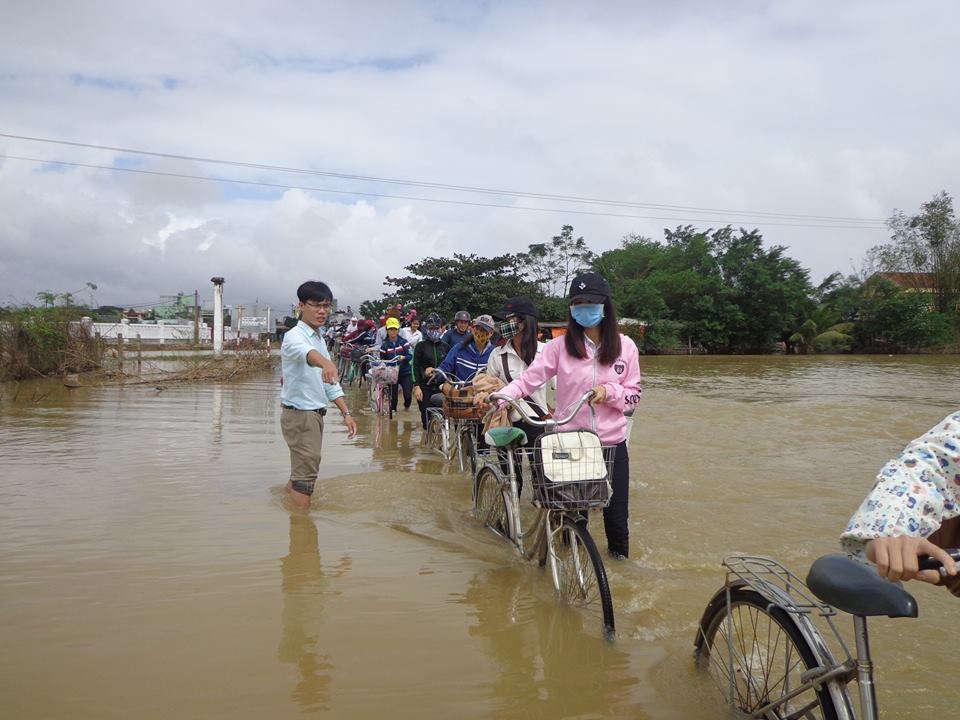 Học sinh lội nước tới trường ảnh 3 Hoc sinh loi nuoc toi truong anh 3