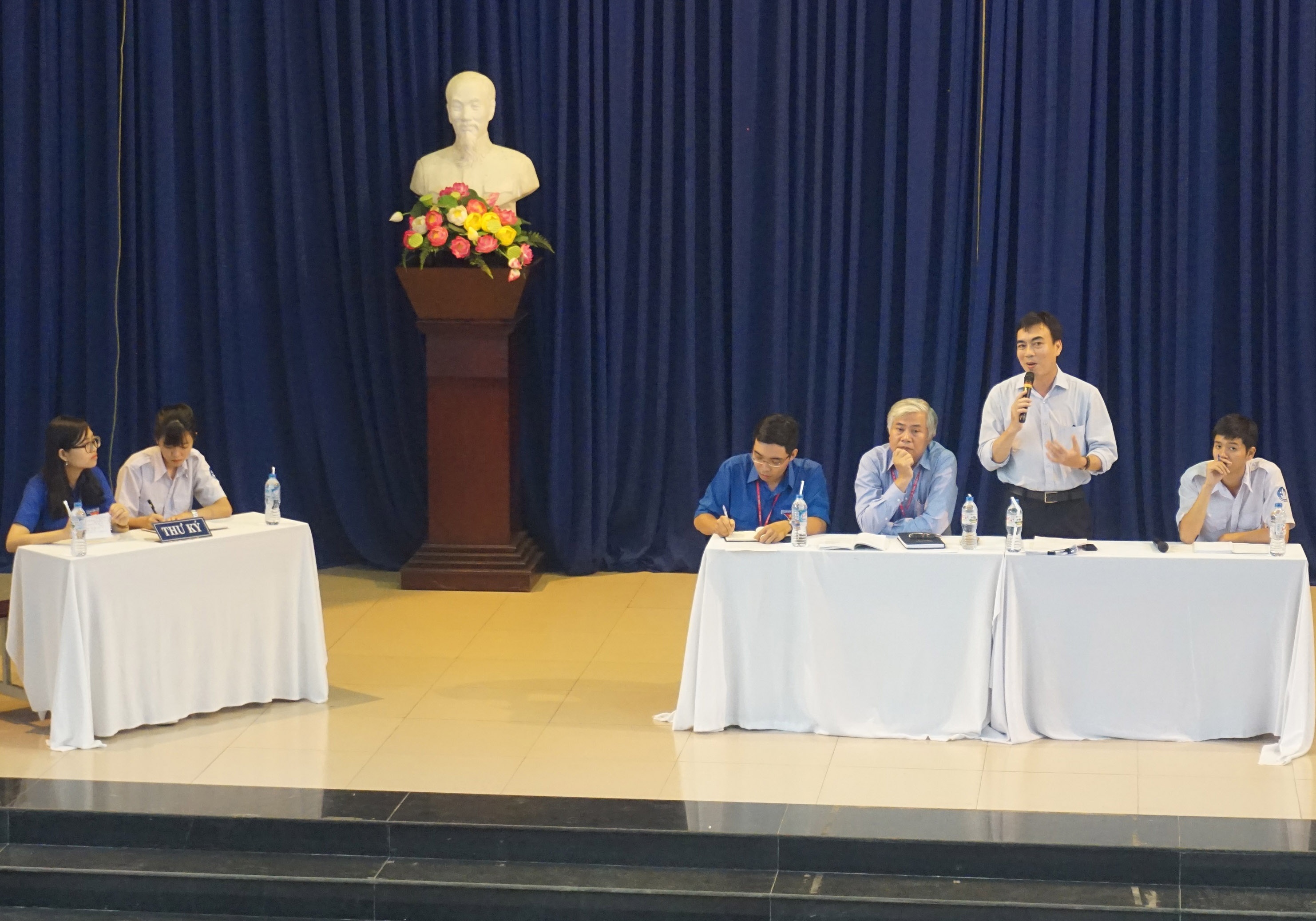 Buc xuc vi hoc tieng anh trong truong anh 3