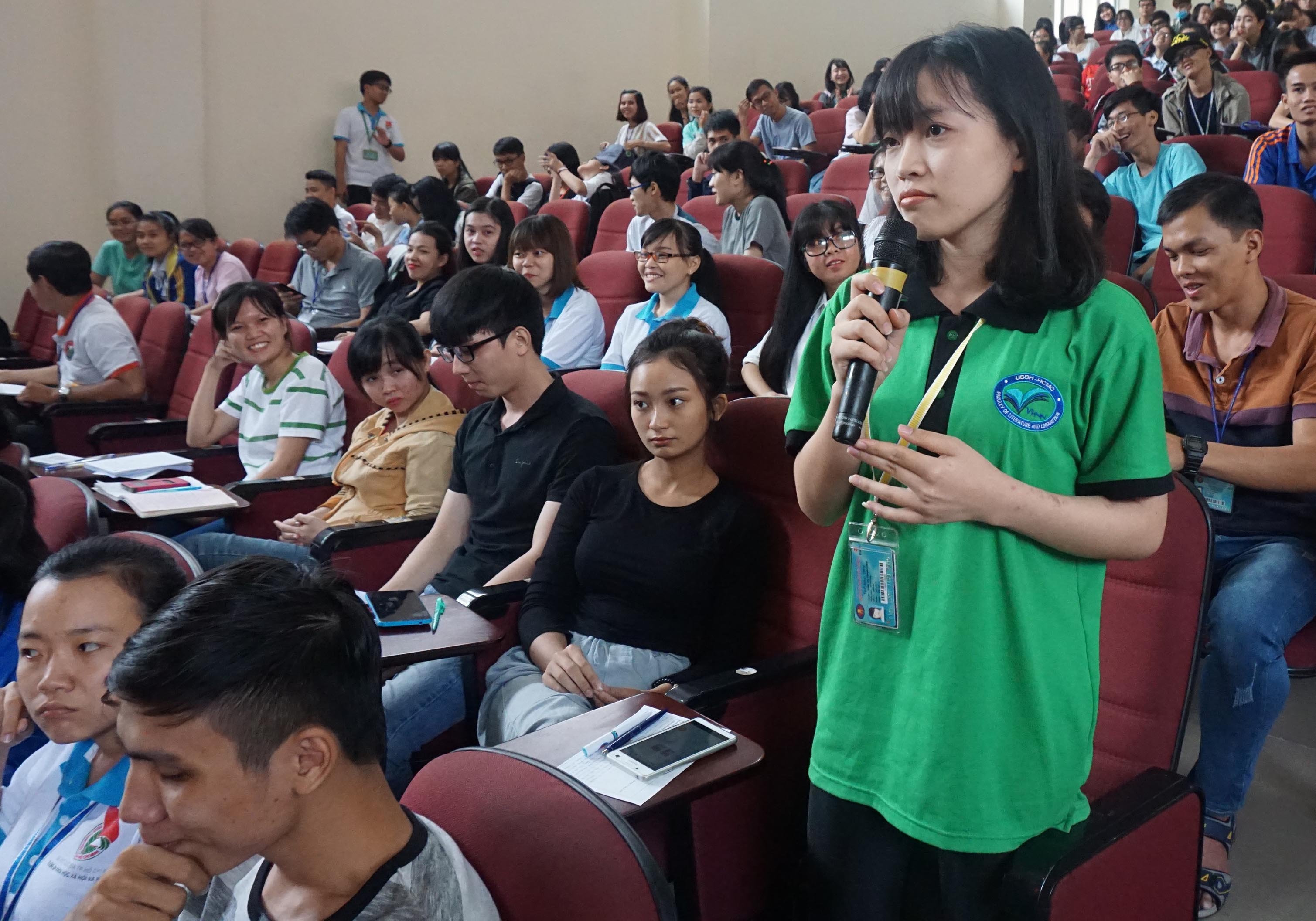 Sinh vien buc xuc vi quy dinh hoc ngoai ngu trong truong hinh anh