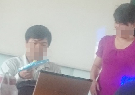Sinh vien phan anh phai gop tien 'di thay' hinh anh