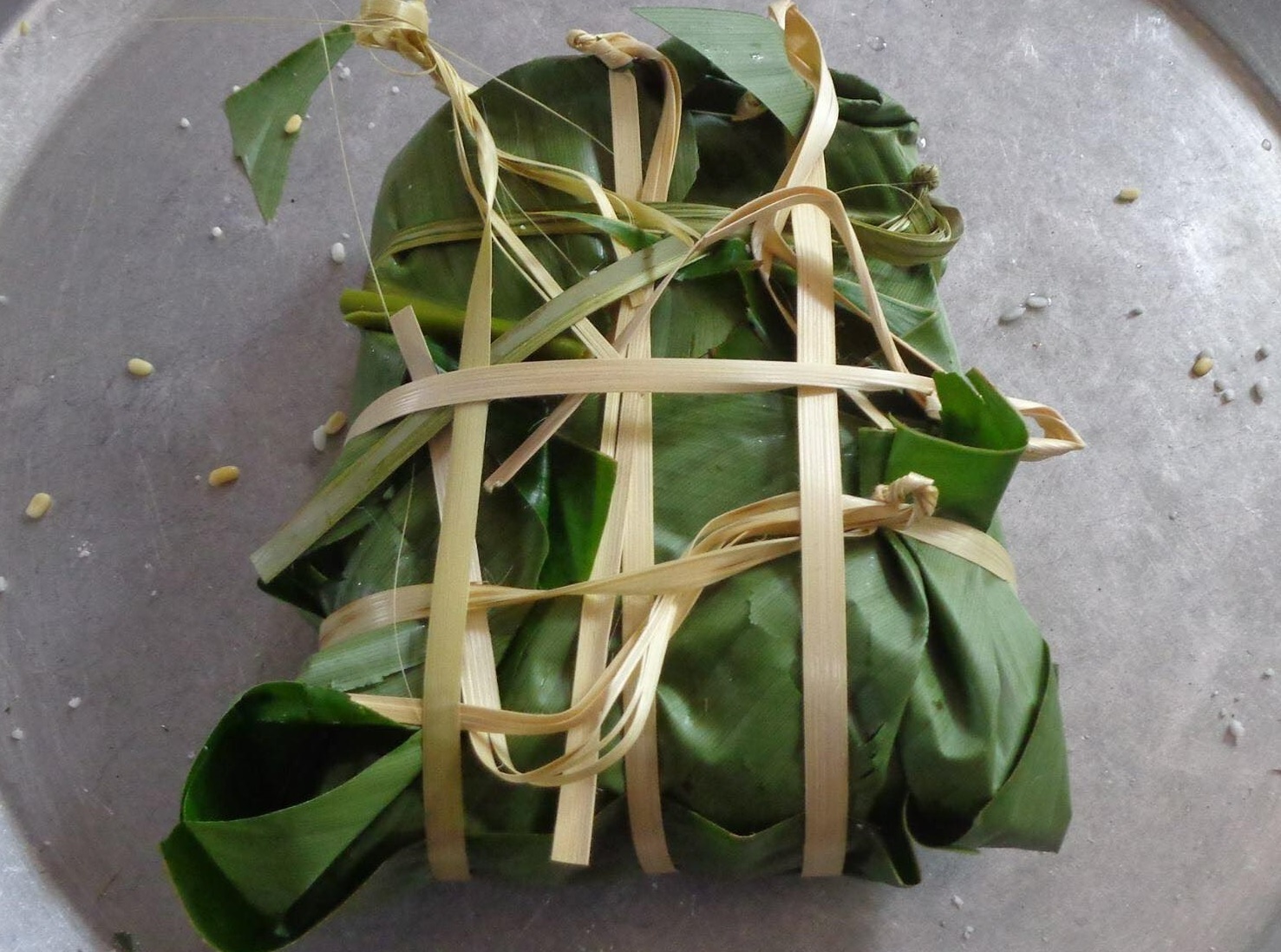 Man goi banh chung 'luu vao sach do' cua nang dau moi hinh anh