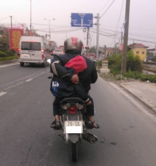 một tay lái xe một tay ôm con ảnh 1 mot tay lai xe mot tay om con anh 1