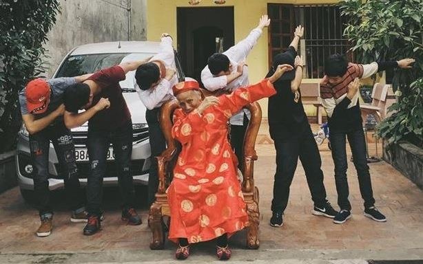 Ong noi 90 tuoi tao dang DAB chup anh cung con chau hinh anh