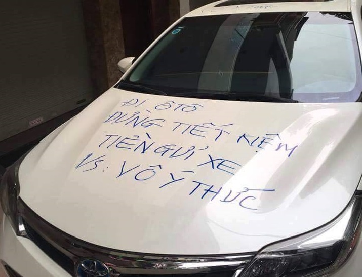 Do oto chan cua nha, chu xe bi nhac vo y thuc hinh anh