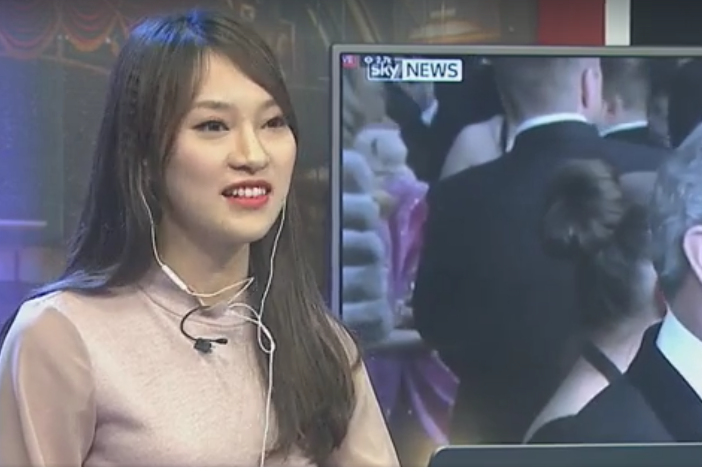 Nu sinh noi 7 thu tieng phien dich Oscar tren song truc tiep hinh anh