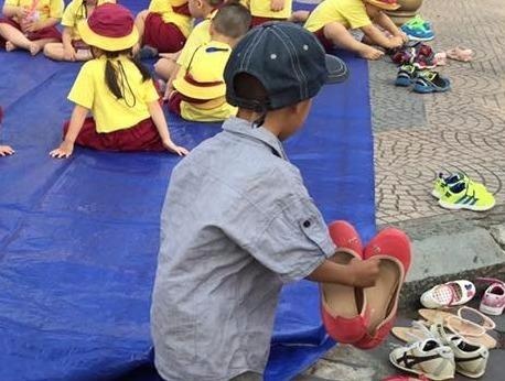 Cau be luom ve chai: 'Me duoc nhan lam, con se toi truong' hinh anh