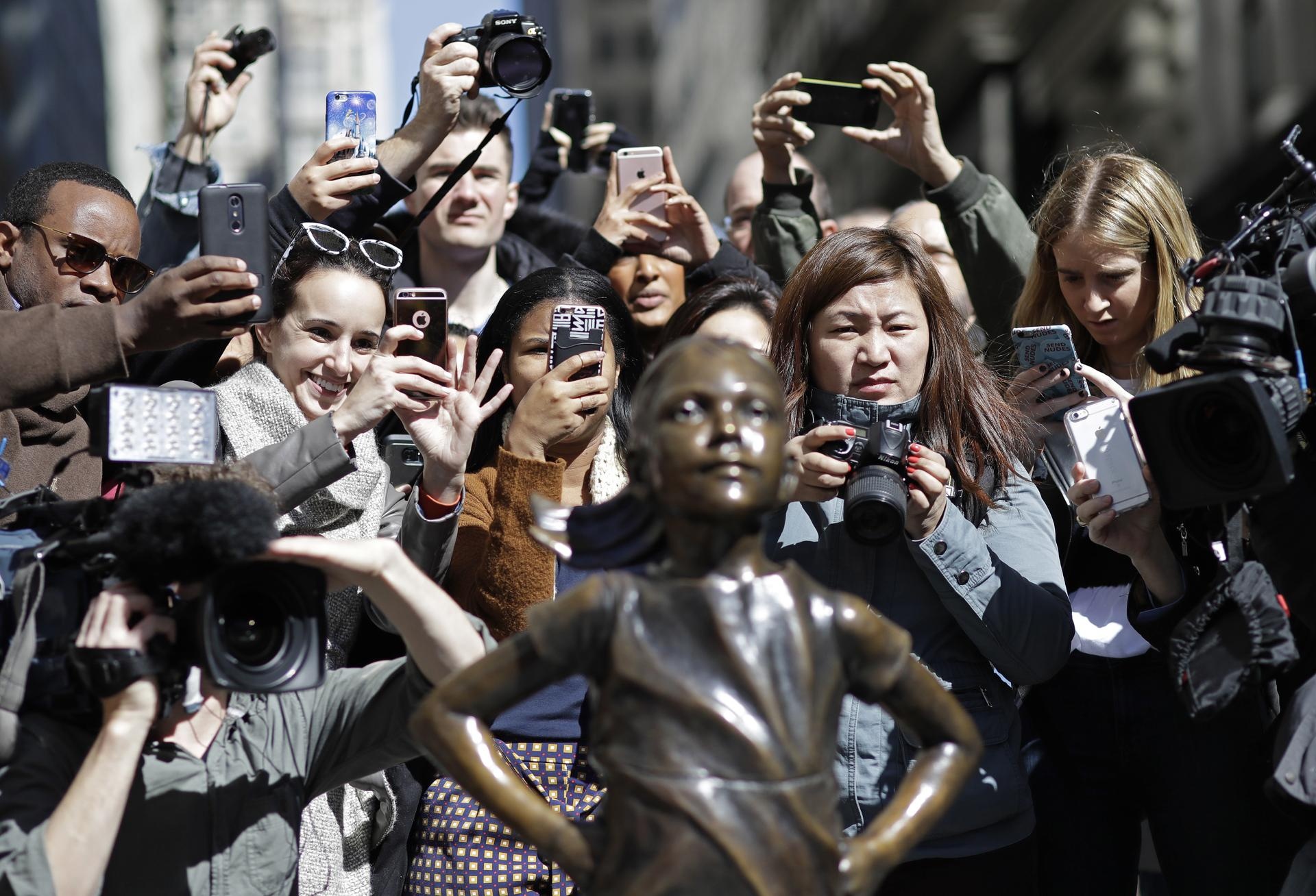 Fearless girl tại phố Wall New York ảnh 3 Fearless girl tai pho Wall New York anh 3