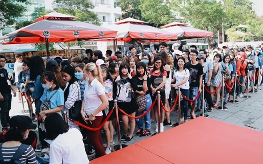 Fan xep hang cho mua album dau tay cua Son Tung M-TP hinh anh