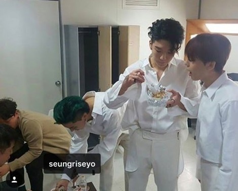 Seungri Big Bang tang pho va goi cuon Viet Nam cho nhom nhac dan em hinh anh