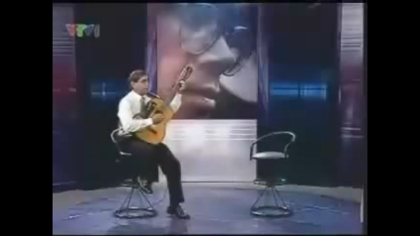 Noi vong tay lon phien ban tieng Anh hinh anh