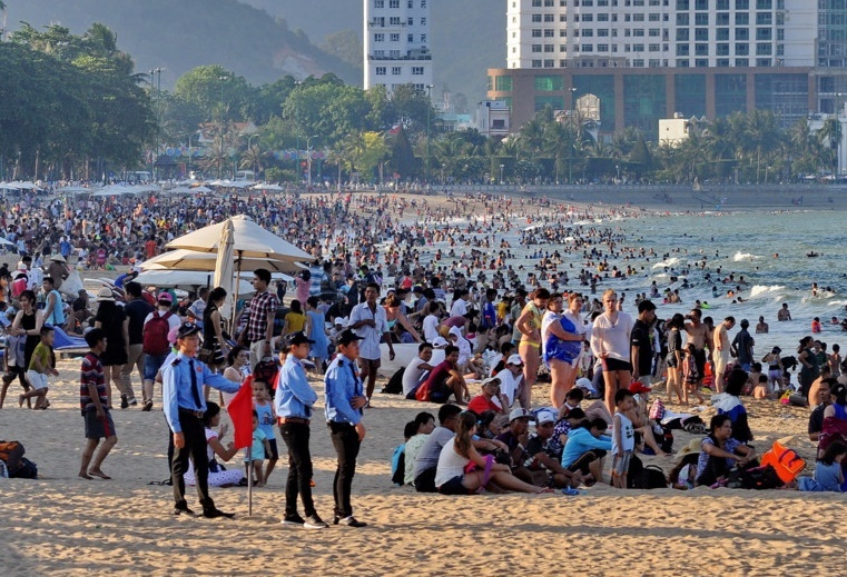 #Highlight ngay 1/5: Cac diem du lich qua tai ky nghi le hinh anh