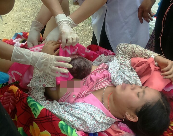 Bac si do de giua duong rung nui, cuu song san phu nguoi H'Mong hinh anh