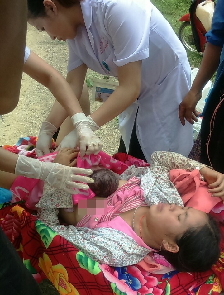 đỡ đẻ giữa đường ảnh 1 do de giua duong anh 1