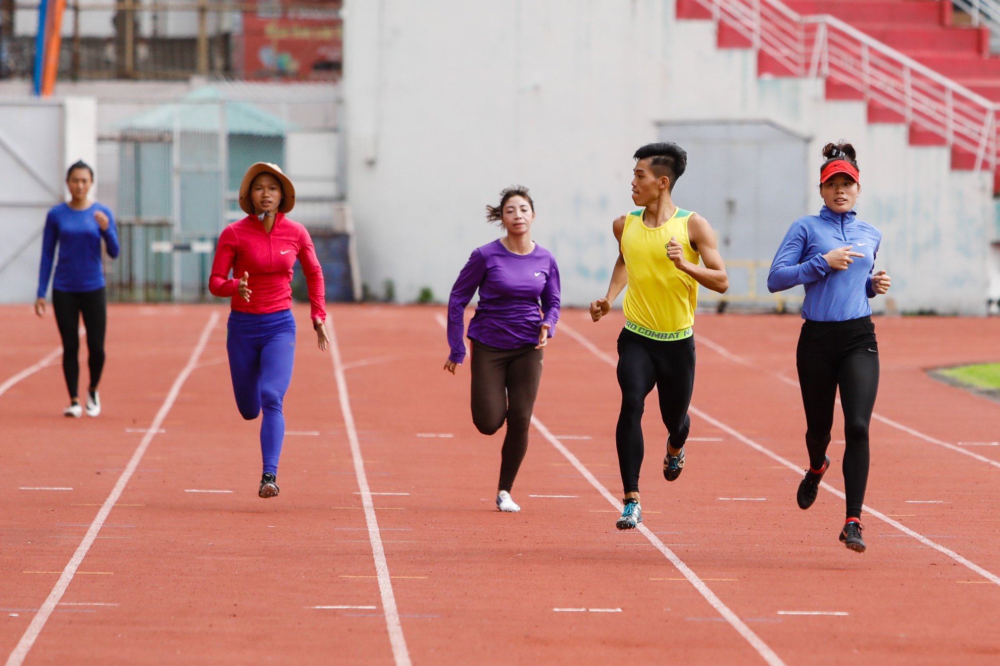 Tu Chinh va doi dien kinh chuan bi cho SEA Games anh 10