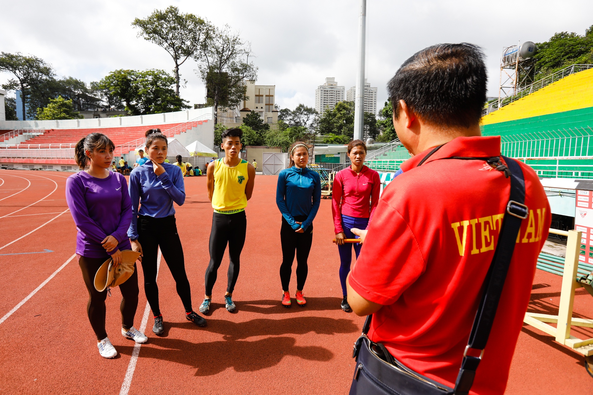 Tu Chinh va doi dien kinh chuan bi cho SEA Games anh 1