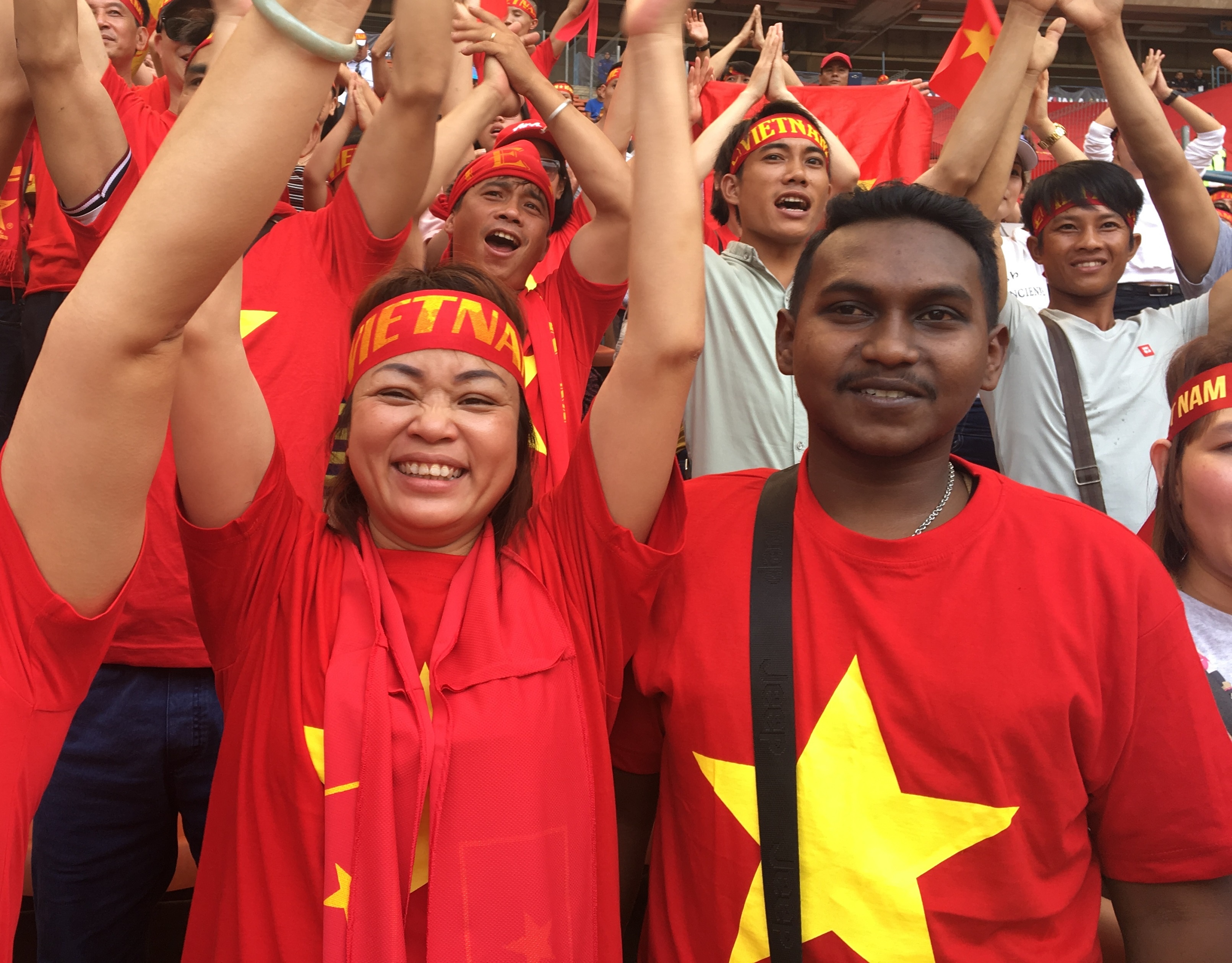 Yeu co gai Viet, chang trai Malaysia den co vu doi bong cua Huu Thang hinh anh