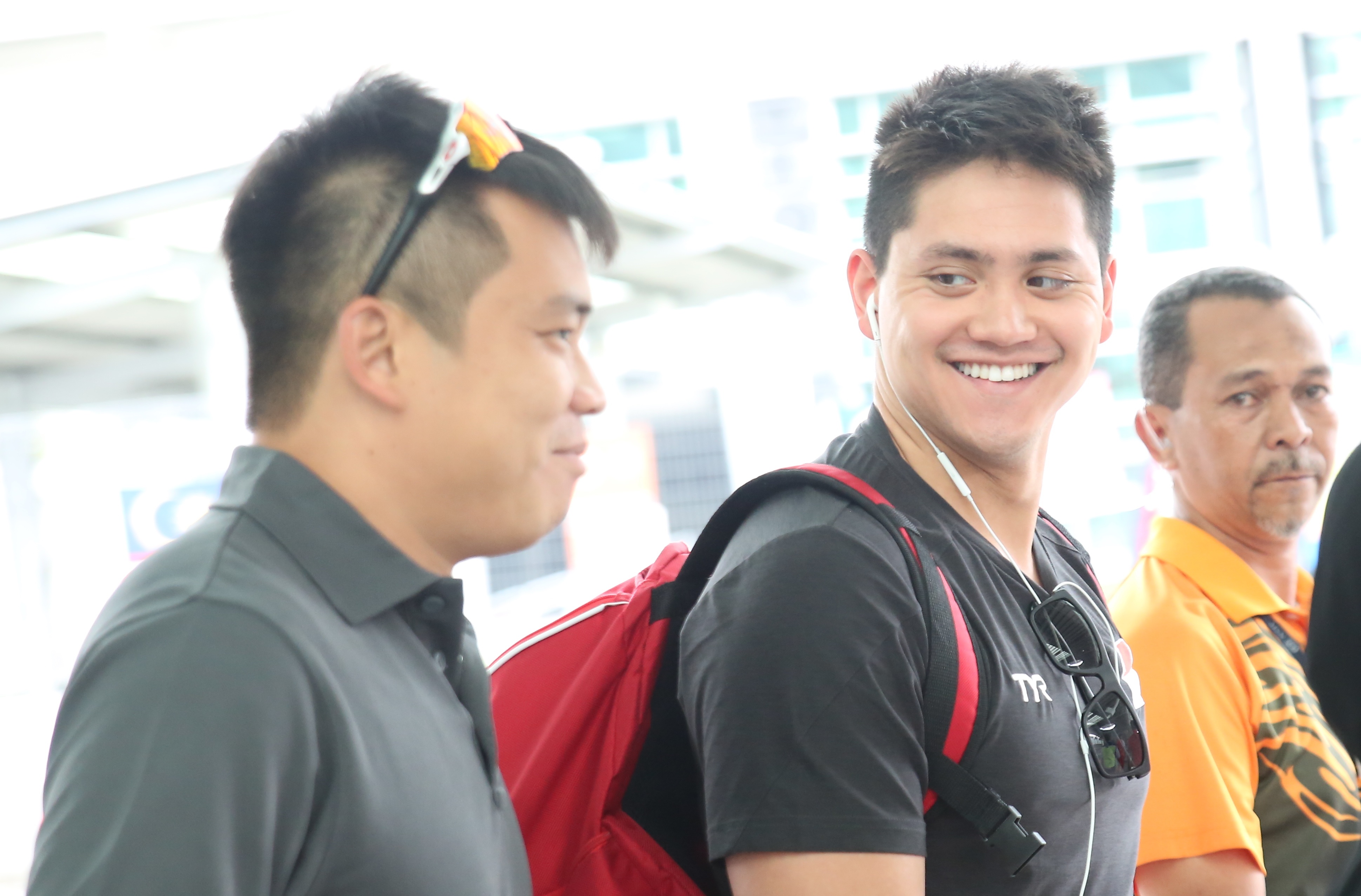 Schooling duoc 3 ve si bao ve, hon 10 chuyen vien cham soc hinh anh