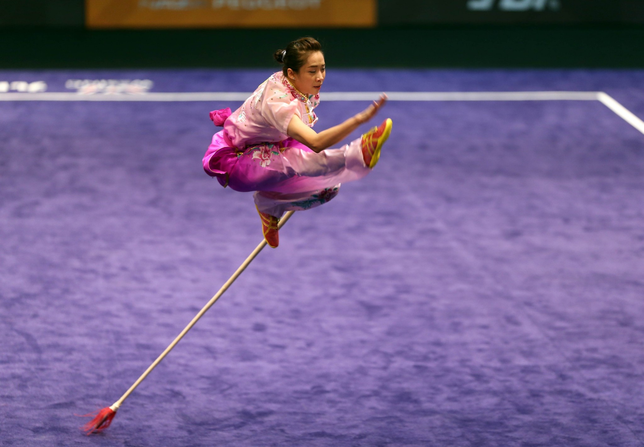 Thuy Vi doat HCV khi dang chan thuong co chan, dau goi hinh anh