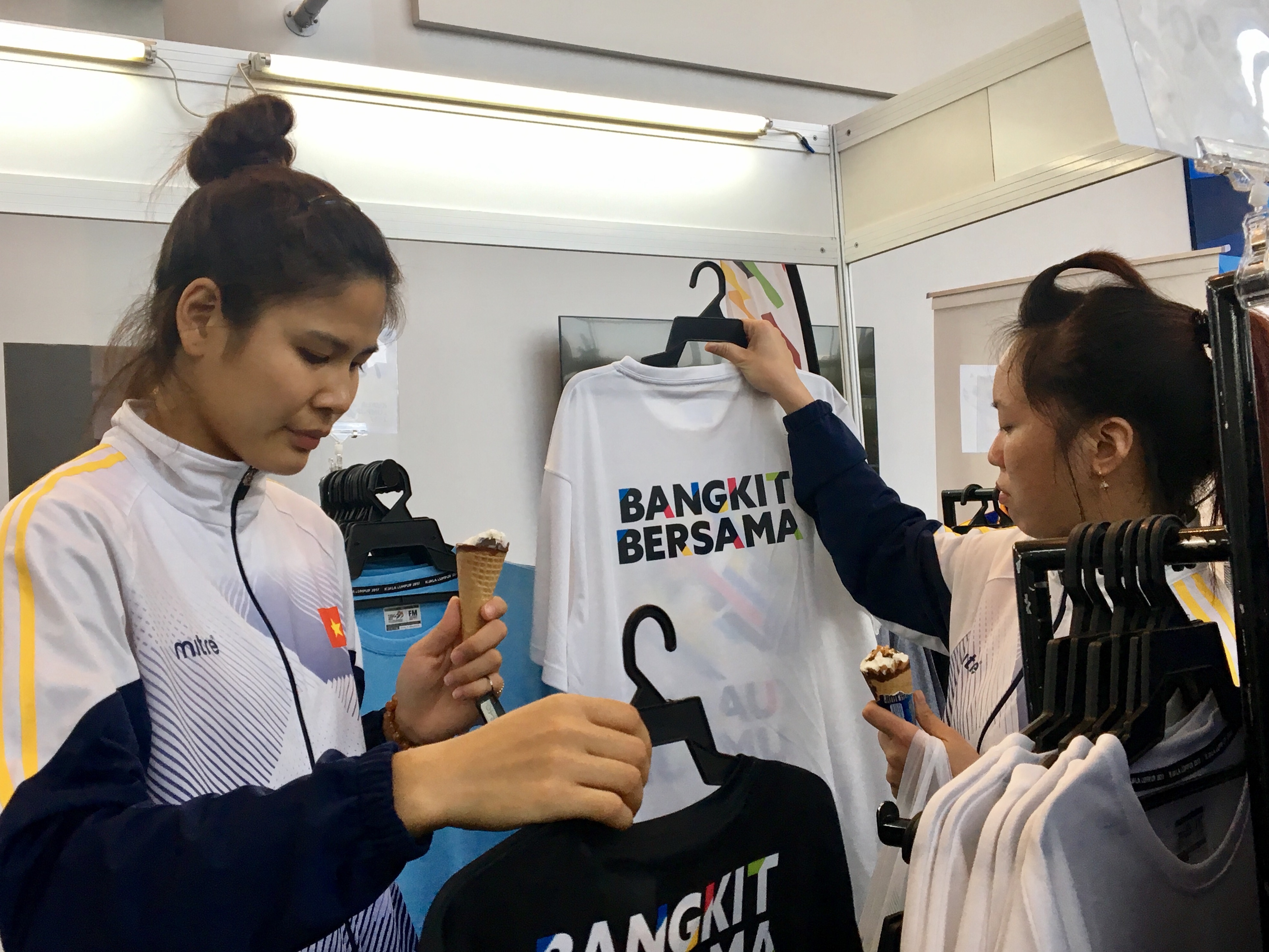 Vua nhan thuong nong, doi tuyen bong chuyen nu lap tuc di mua sam hinh anh