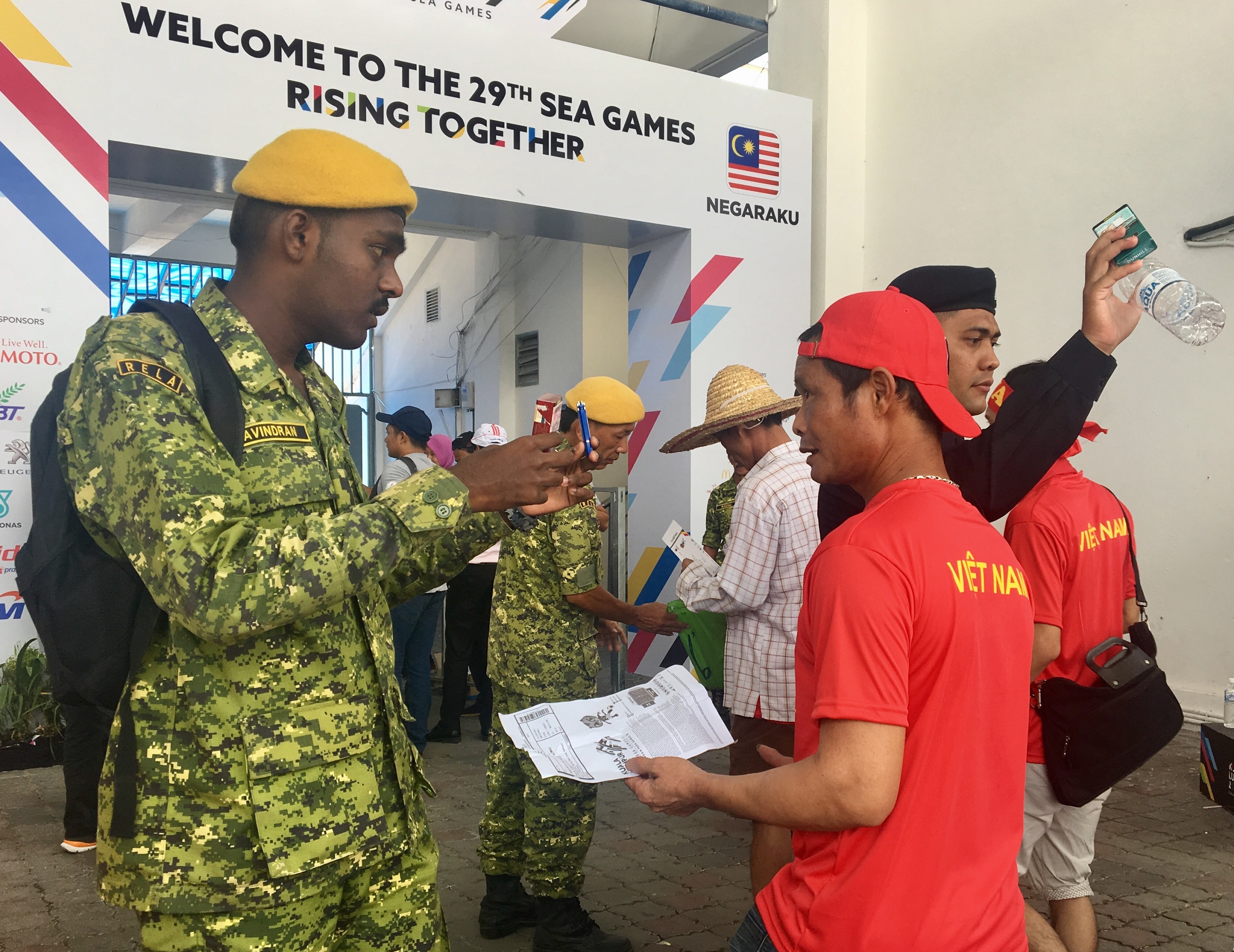 BTC san cam CDV Viet mang bat lua, chai nuoc vao san hinh anh