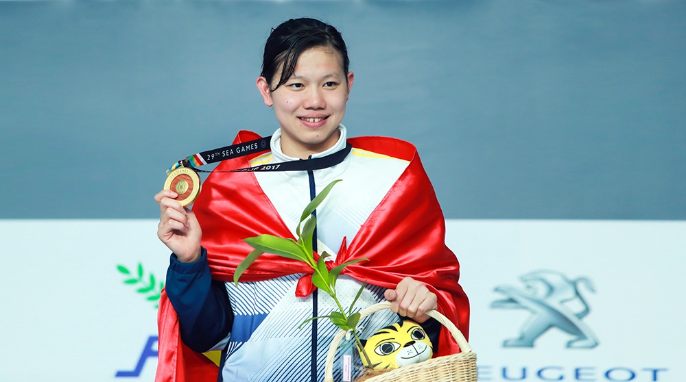 Anh Vien muon tang cay xanh trong gio qua HCV cho mot chang trai hinh anh