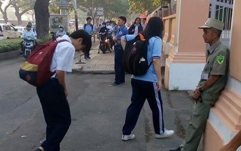 Hoc tro truong Le Hong Phong moi sang deu cui chao bac bao ve hinh anh